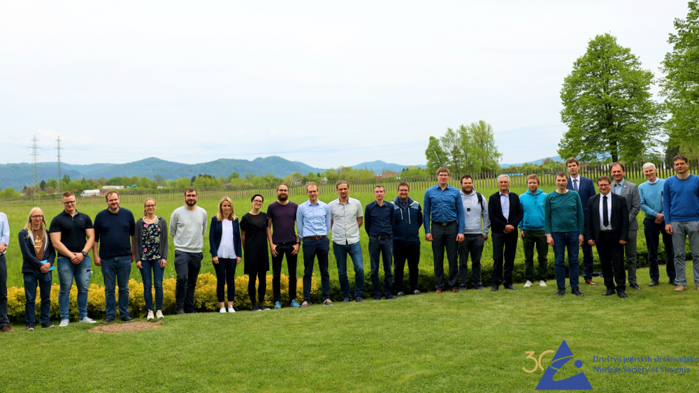 Skupinska slika udeležencev 9. Konference mladih jedrskih strokovnjakov Slovenije (KMJS) na Reaktorskem centru Podgorica