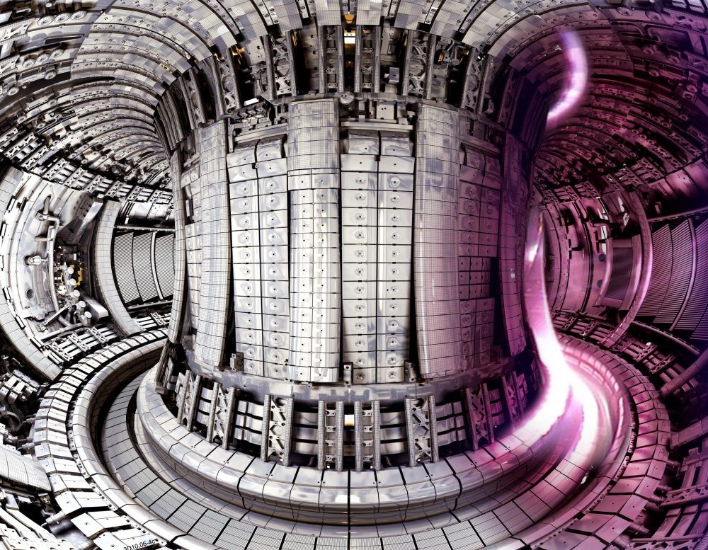 Notranjost tokamaka JET, delno je prikazana fuzijska plazma (foto: UKAEA)